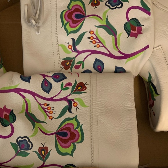 Shoes - Beautiful Manitobah Mukluks size 9